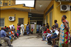 Brazza_07_10-attente-dehors.jpg